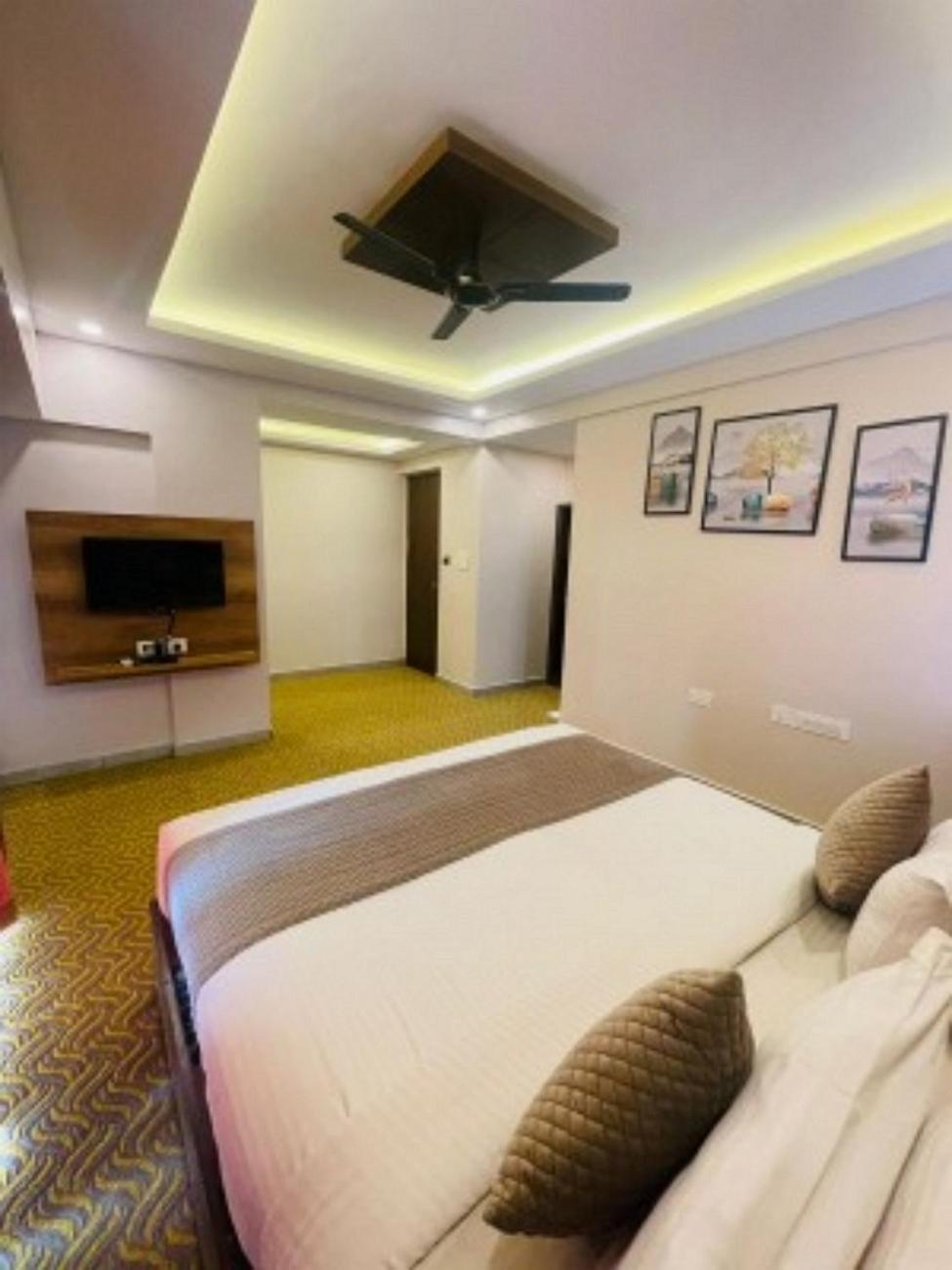 Vovo Hotels Yelahanka Extérieur photo
